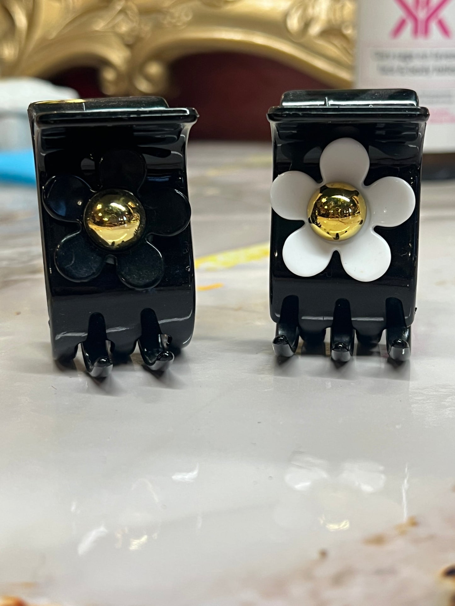 Klem bloem zwart of witte bloem