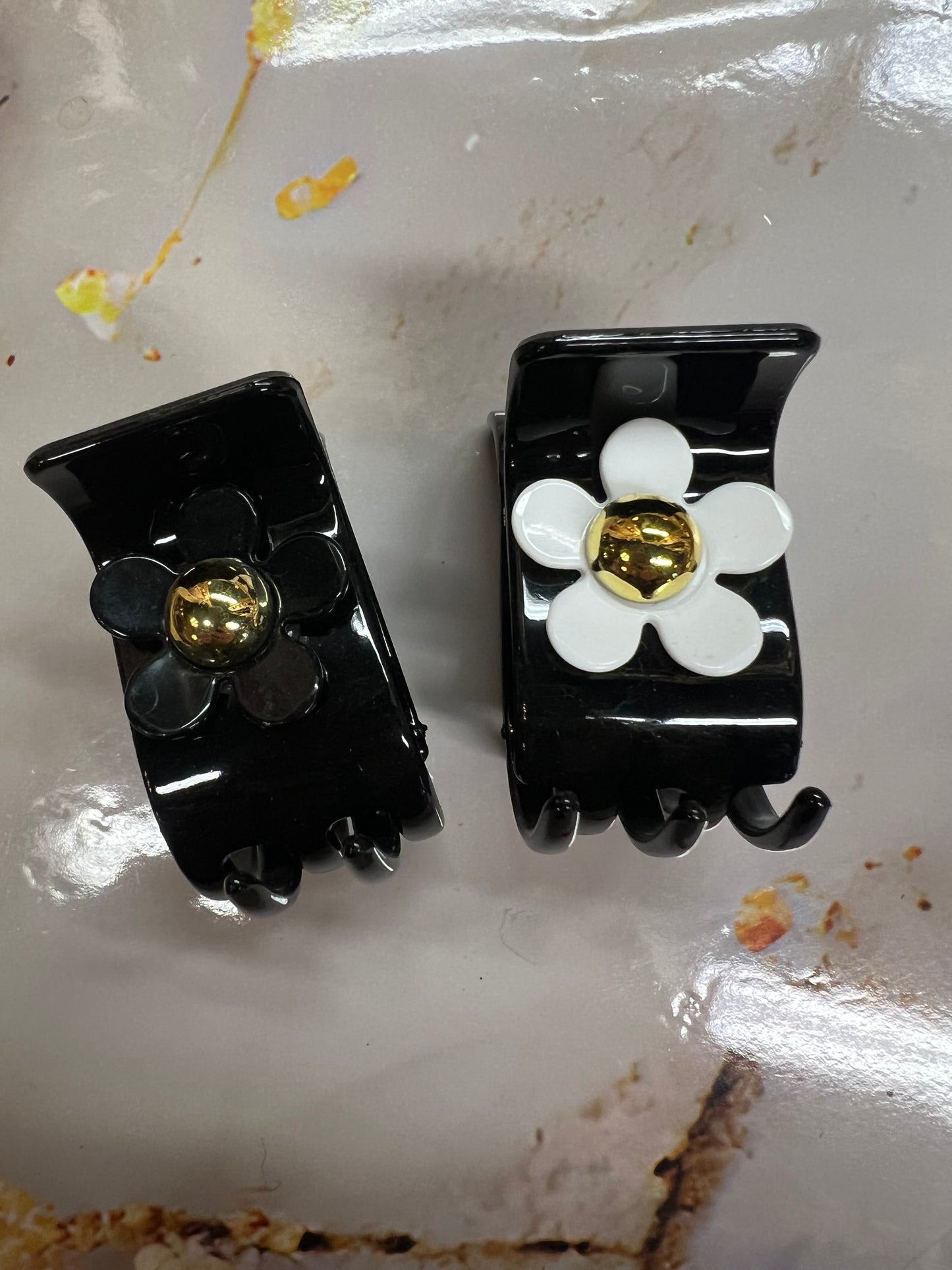 Klem bloem zwart of witte bloem